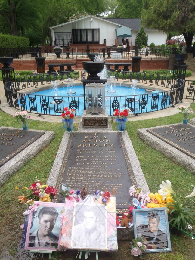 elvis-presley-grave-graceland-memphis-tennessee-mississippi-blues